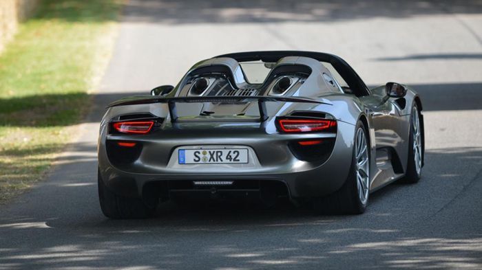 Η 918 εκτός των άλλων διαθέτει 5 ρυθμίσεις λειτουργίας κίνησης (E-Power, Hybrid, Sport Hybrid, Race Hybrid και Hot Lap), ανάλογα με τις προτεραιότητες